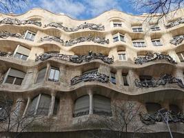 beige byggnad i spanien, casa mila foto