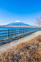 vacker utsikt över mt. fuji från Yamanakako-sjön, Japan foto