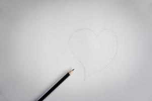 en skiss av ett handskrivet hjärta från en penna på vitbokbakgrund foto