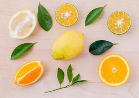 färska skivade citrusfrukter foto