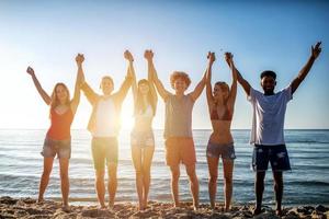 grupp av vänner har roligt på de strand foto