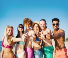 grupp av vänner har roligt på de strand. begrepp av sommartid foto