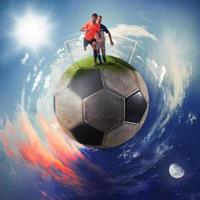 fotboll spelare i en fotboll boll planet foto