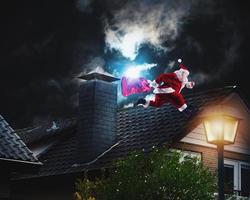 santa claus redo till leverera presenterar för jul foto