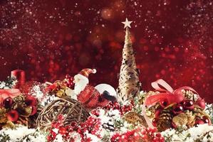 jul bakgrund begrepp. skimrande jul dekorationer med träd, santa claus och ljus foto