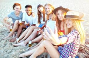 Lycklig grupp av vän gör en selfie med en mobil telefon. foto