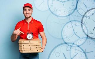 deliveryman är punktlig till leverera snabbt pizzor. cyan bakgrund foto