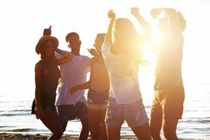 grupp av vänner dans på de strand foto