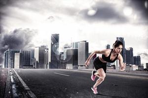 atletisk kvinna löpare på de asfalt av en stad väg foto