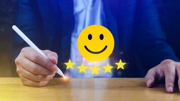 kund tjänster bäst excellent företag betyg erfarenhet, positiv recension och respons, tillfredsställelse undersökning begrepp. hand av en affärsman visa Lycklig leende ansikte med fem stjärna. foto