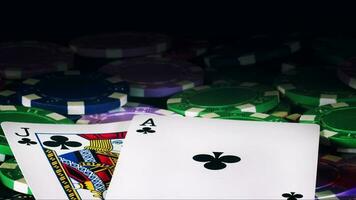 spel hasardspel verktyg pengar poker pommes frites och poker kort foto