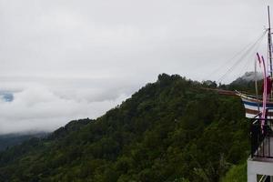 se av de landa ovan de moln by ovan de moln lolai kullar by och traditionell by täckt förbi moln i de morgon- innan soluppgång foto