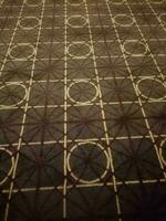 mörkbrun matta med cirkel och fyrkantigt motiv i rummet foto