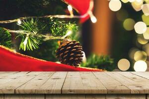 tömma trä tabell och jul tall koner hängande från jul träd med visa montage för produkt. foto