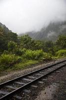 järnväg vid aguas calientes i peru foto