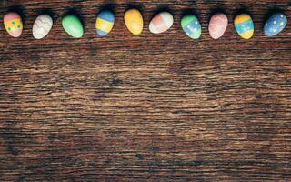 färgrik pastell påsk ägg på trä- bakgrund med Plats. årgång tonad. foto