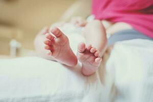 stänga upp av nyfödd bebis fötter. foto