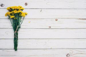 gul blommor av bukett, topp se på vit trä- bakgrund textur med kopia Plats foto