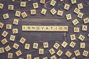 innovation ord trä blockera på tabell för företag begrepp. foto