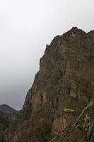 kolossala helgedomen i ollantaytambo i peru foto