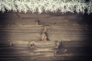 trä- brun jul bakgrund och vit snöflingor med Plats. foto