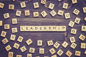 ledarskap ord trä blockera på tabell för företag begrepp. foto