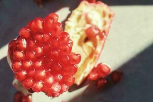 granatäpple frön närbild. granatäpple på en mörk bakgrund foto