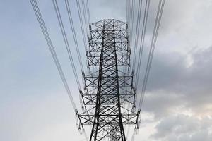 elektricitet överföring pylon silhouetted mot blå himmel bakgrund foto