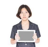 kvinna innehav upp tom läsplatta dator foto