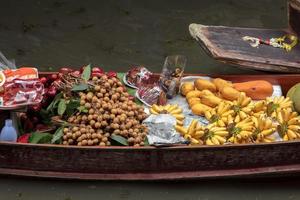 båtar försäljning olika typer av frukt på damnoen saduak flytande marknadsföra är en populär turist destination den där européer och kinesisk tycka om till resa med de traditionell sätt av liv av de bybor. foto