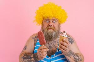 fett man med skägg och peruk äter en isglass och ett glass foto