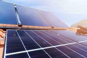 förnybar energi systemet med sol- panel för elektricitet och varm vatten foto