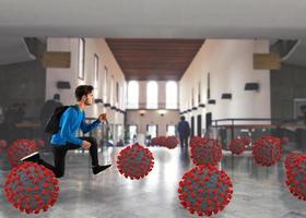 pojke med ryggsäck undviker Kontakt med de virus på de skola. foto