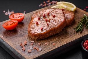 två bakad skivor av tonfisk filea med kryddor och örter foto