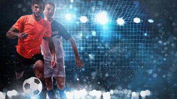 stänga upp av en utmaning mellan fotboll spelare med en fotboll mål i de bakgrund foto