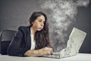 kvinna betonade förbi överansträngning med de bärbar dator smältande foto