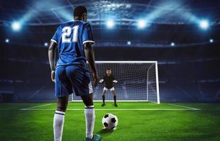 fotboll scen på natt match med spelare i blå enhetlig sparkar de straff sparka foto