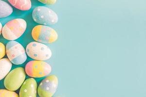 färgglad påsk ägg på pastell Färg bakgrund med Plats. foto