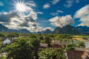 landskap och synpunkt på nam låt flod i vang vieng, laos. foto