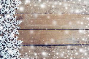 trä- brun jul bakgrund och snö vit med snöflingor, kopia Plats. foto