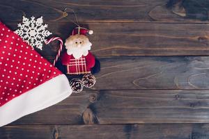 santa claus hatt på trä bakgrund med kopia Plats foto