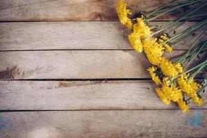 gul blommor av bukett, topp se på trä- bakgrund textur med kopia Plats foto