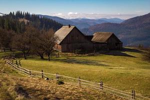 övergiven hus i karpater bergen landskap Foto