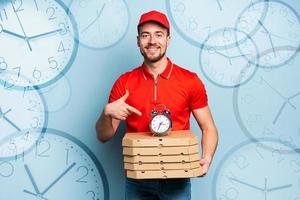 deliveryman är punktlig till leverera snabbt pizzor. cyan bakgrund foto