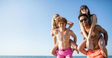 Lycklig leende par spelar på de strand foto