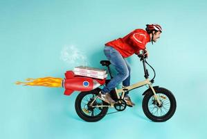 deliveryman kör snabb tycka om en raket med elektrisk cykel till leverera pizza foto