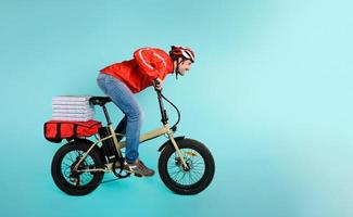 deliveryman kör snabb med elektrisk cykel till leverera pizza foto