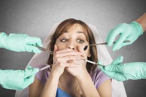 flicka skrämd förbi tandläkare foto