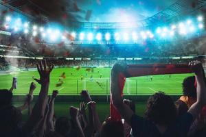 fotboll scen på natt match med glädjande fläktar på de stadion foto