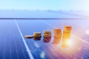 pengar sparade förbi använder sig av energi med sol- panel foto